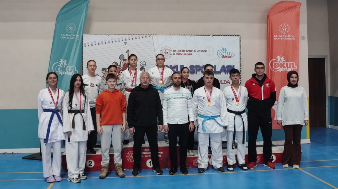 Okul Sporları Karate branşında öğrencimiz Nazcan Er Genç Kızlar Karate Kumite kategorisinde Balıkesir İl Birincisi